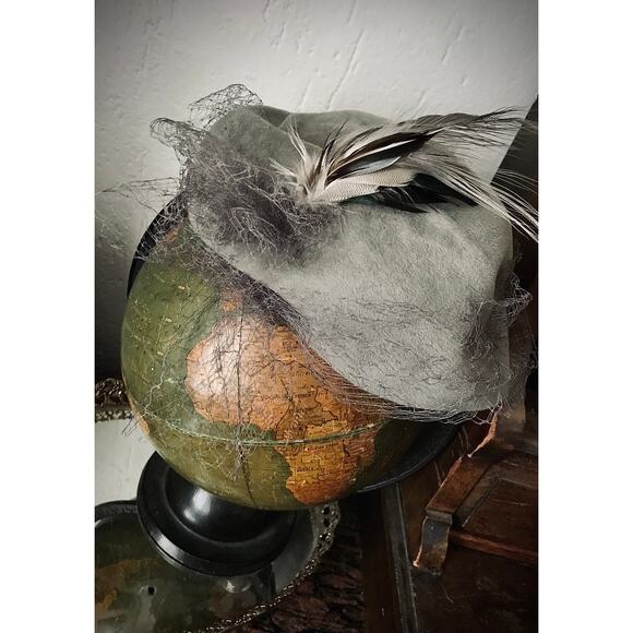 Rare vintage hat with mesh veil and feather in grey - Picture 2 of 5